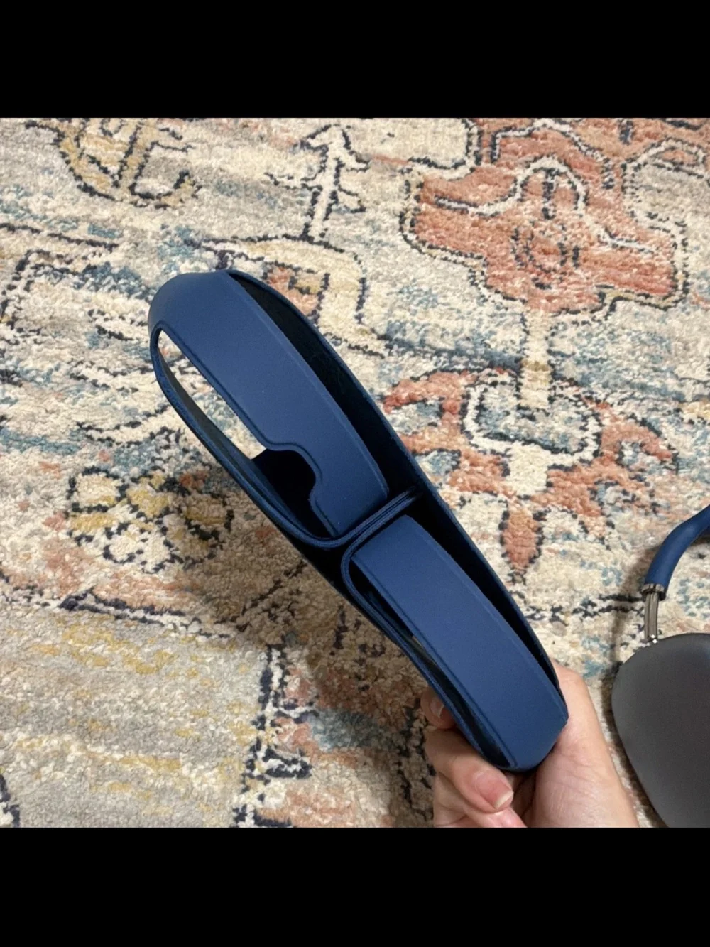 Apple AirPods Max in Navy Blue and Silver